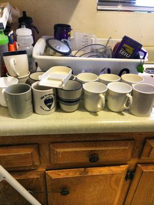 https://www.home-storage-solutions-101.com/images/heres-the-coffee-cups-i-decuttered-21808430.jpg