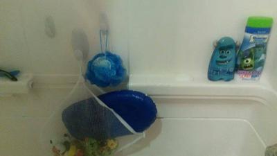 https://www.home-storage-solutions-101.com/images/homemade-way-to-store-bath-toys-that-stays-on-the-wall-21772104.jpg