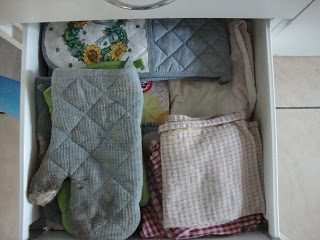 https://www.home-storage-solutions-101.com/images/i-decluttered-my-dish-cloths-potholder-drawer-21777489.jpg
