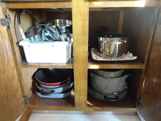 https://www.home-storage-solutions-101.com/images/keep-lids-in-one-location-with-a-dish-pan-or-other-basket-type-container-21761144.jpg