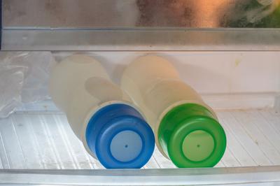 https://www.home-storage-solutions-101.com/images/keep-water-bottles-filled-chilled-in-refrigerator-21843729.jpg