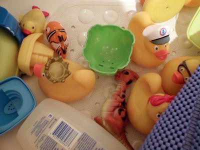 Idée de rangement pour les jouets  Bath toy organization, Bathroom  organization diy, Bathroom kids