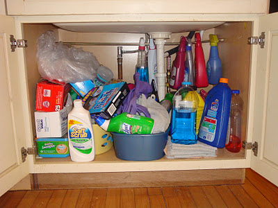 https://www.home-storage-solutions-101.com/images/use-a-tension-rod-under-the-sink-to-hang-spray-bottles-of-cleaners-21605304.jpg