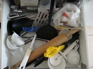 https://www.home-storage-solutions-101.com/images/xdecluttering-the-utensil-drawer-makes-a-huge-difference-21759941.jpg.pagespeed.ic.WZjxLl6LkS.jpg