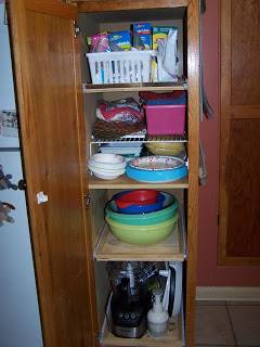 https://www.home-storage-solutions-101.com/images/xkeeping-kitchen-wraps-foils-bag-boxes-corralled-in-cabinet-21761055.jpg.pagespeed.ic.uIaDlsxUHl.jpg